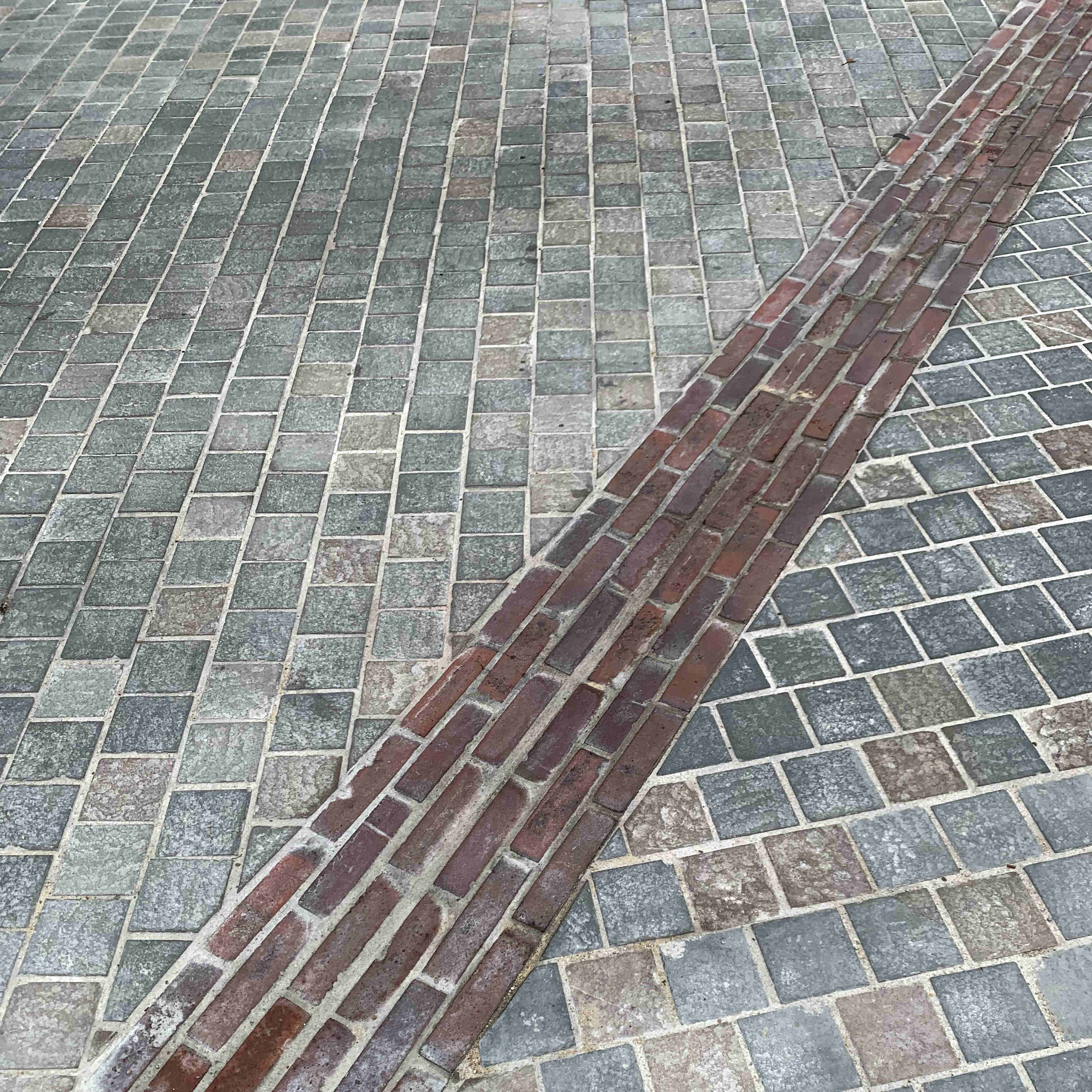 Pavés chants sciés - dessus flammé - insertion de pavés beiges flammés