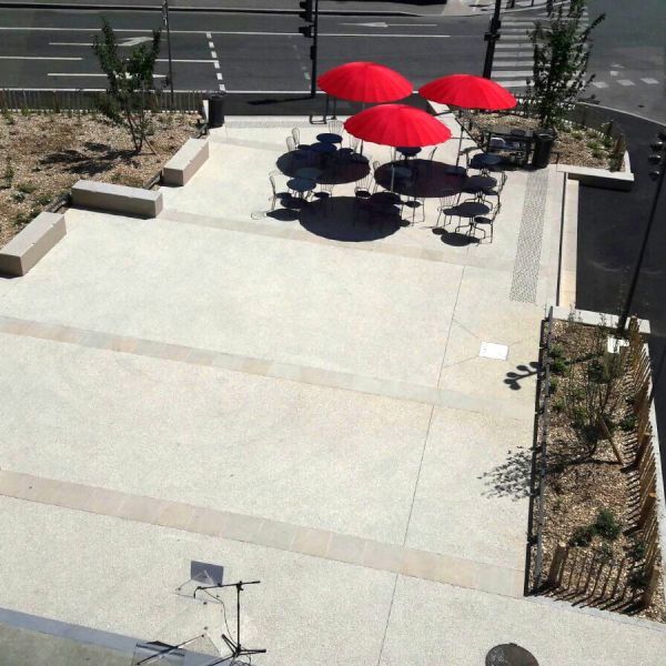 OULLINS - Place H�l�ne d'Encausse